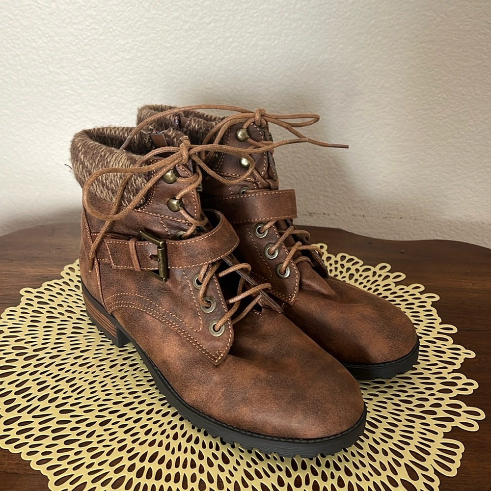 NWOT Route 66 brown ankle boots. Size 9. Side zipper for easy access.